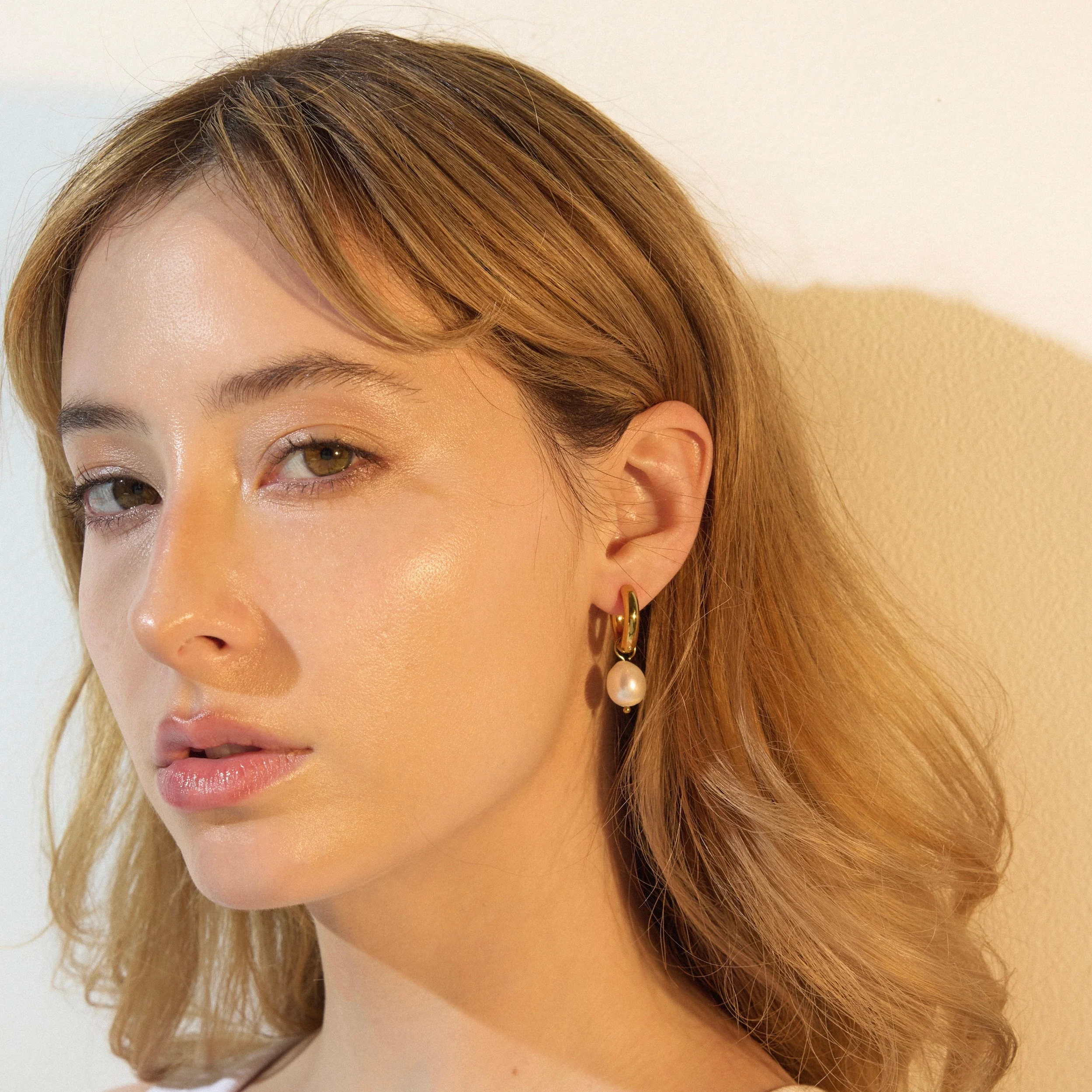 Ellie Vail - Melrose Mini Hoop Pearl Earring - Image 3