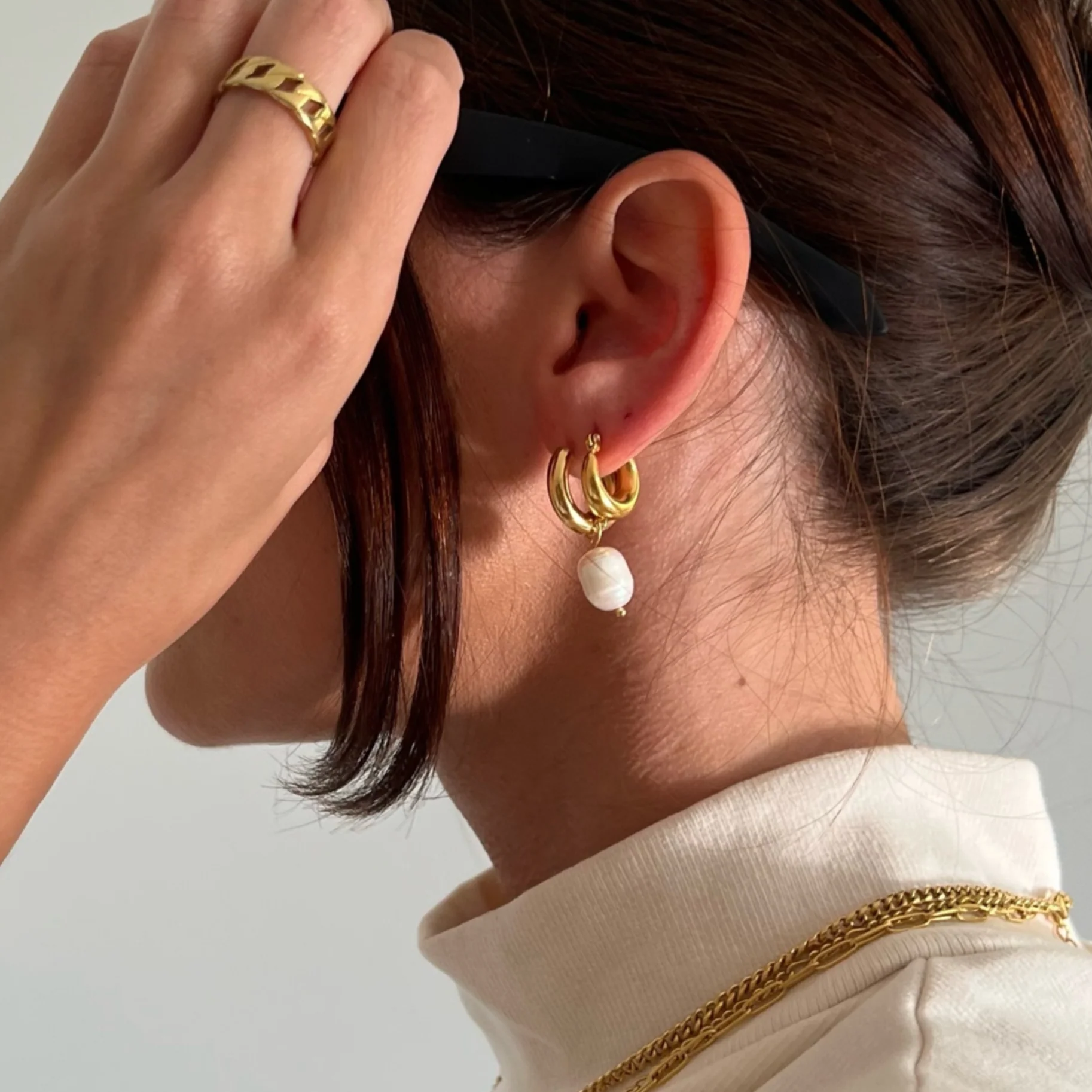 Ellie Vail - Melrose Mini Hoop Pearl Earring - Image 5