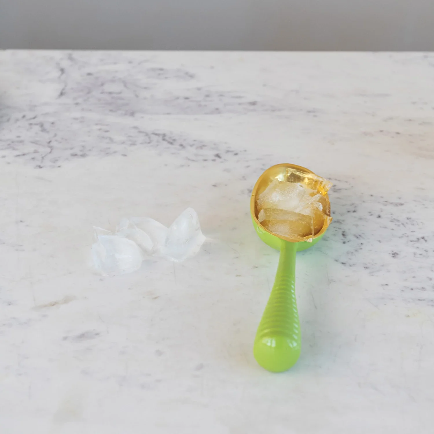 Enameled Aluminum Scoop with Ribbed Handle, Gold Finish & Green - Image 2