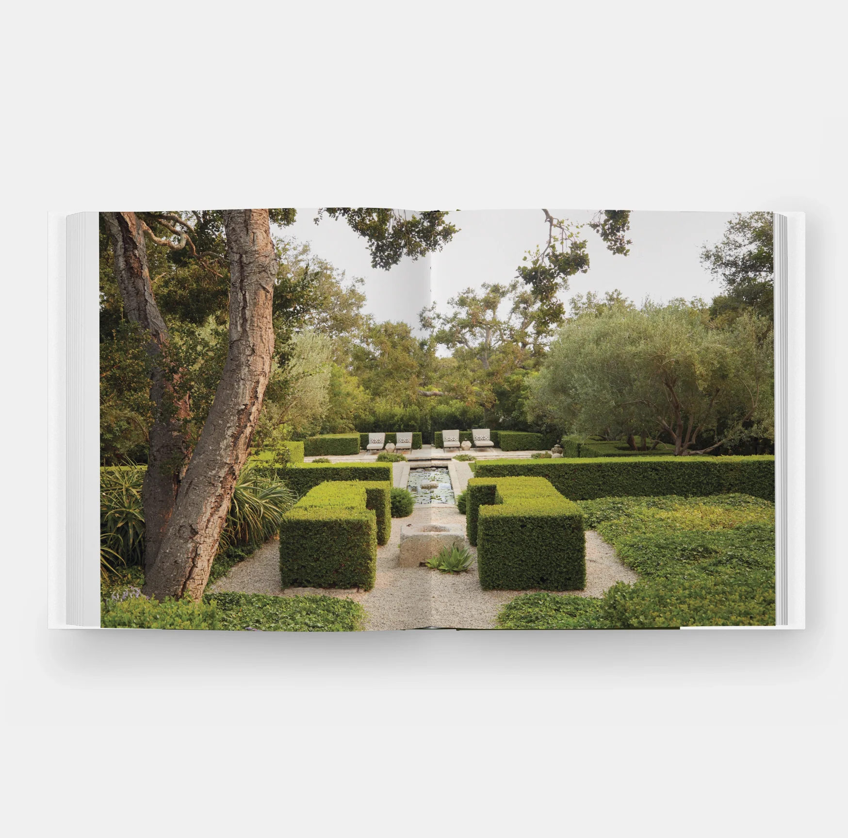 Glorious Gardens: Private Edens of the World's Leading Interior Designers - Image 8