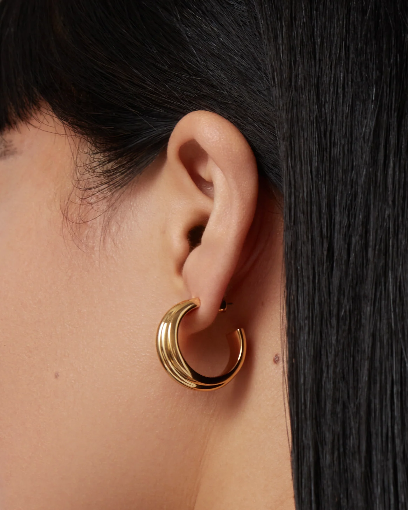 Jenny Bird - Lennon Hoop Earrings - High Polish Gold - Image 3