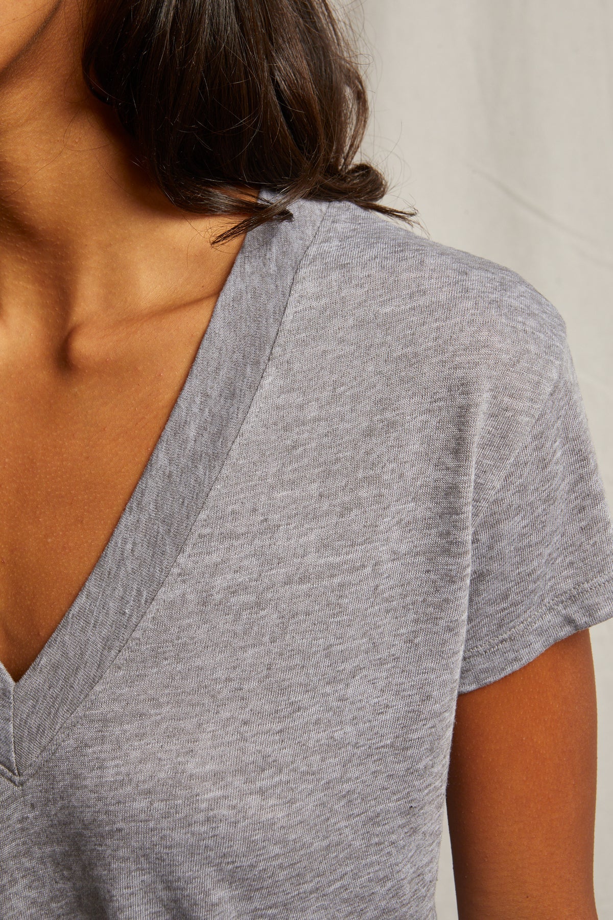 PerfectWhiteTee - Rosie Linen Jersey V Neck Tee - Heather Grey - Image 2