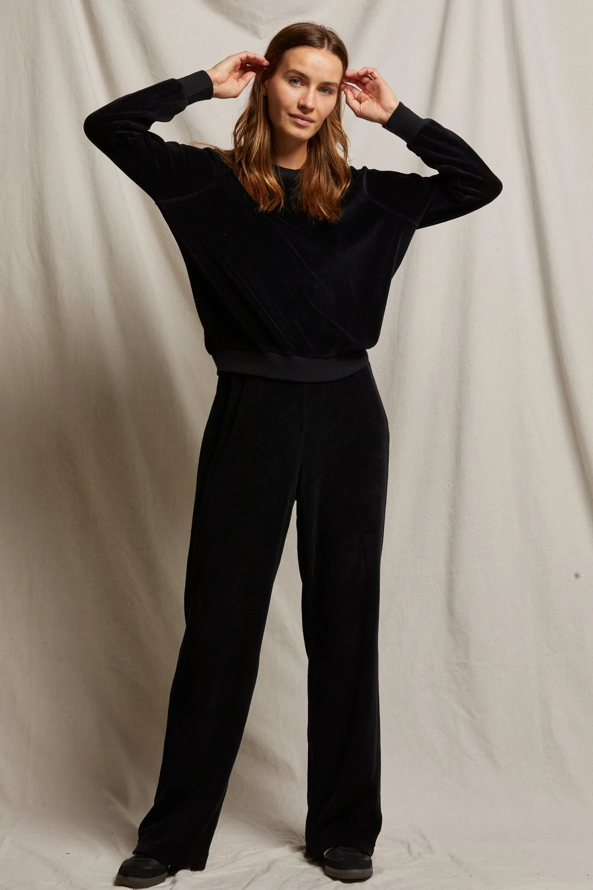 PerfectWhiteTee - Stella Velour Shrunken Raglan Sweatshirt - True Black