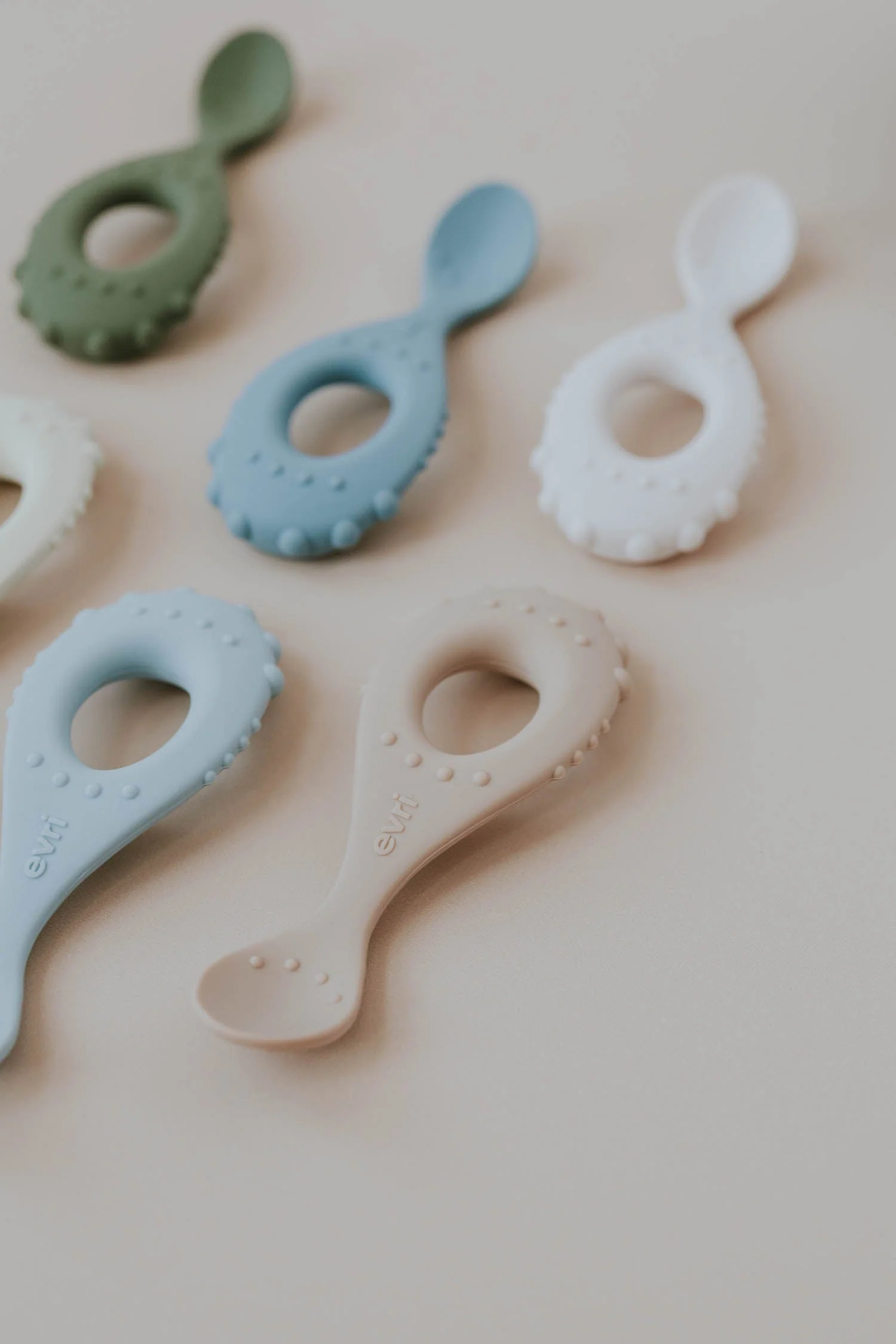 Evri - Silicone Baby Spoon 2-Pack - Ivory & Sand - Image 3